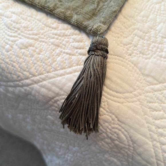Martha Stewart green throw with tassels - Picture 3 of 5